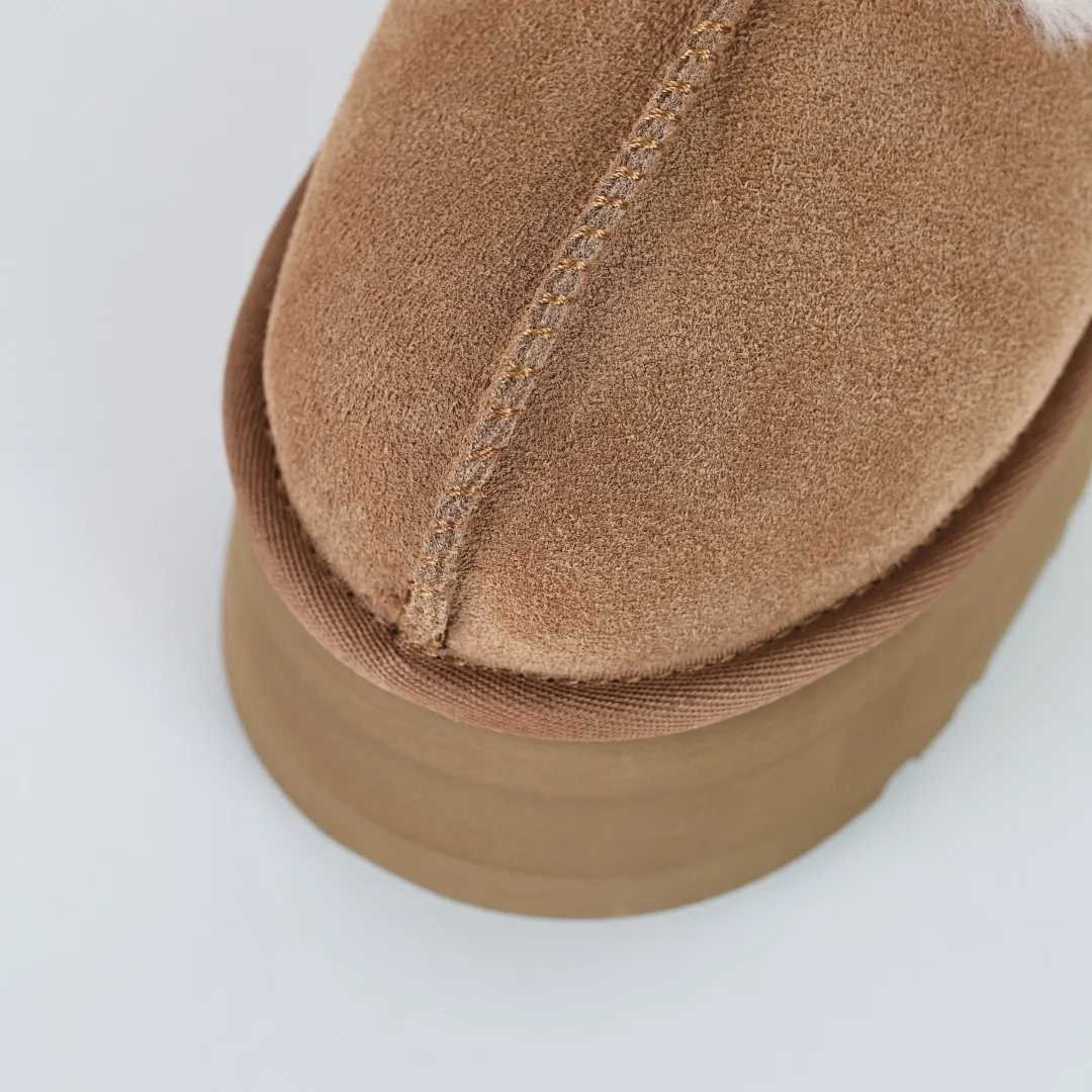 Pick up locally 💰600 Core recommended good price It is a very suitable choice for home use. In recent years, uug has launched a series of styles, which are partially geared towards the preferences of young consumers and have also moved to the forefront of fashion trends. Shoe body material: water-repellent coated suede upper, 17 mm UGGPURE™ implantable wool insole, lightweight non-slip and comfortable rubber outsole, with brand LOGO and trademark, with full packaging Size: 35 36 37 38 39 40